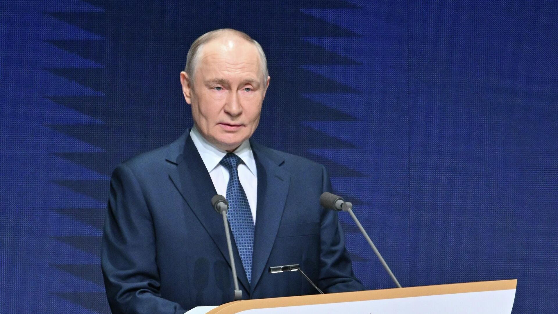 Путин заявил, что различия между рабочим классом и интеллигенцией исчезают