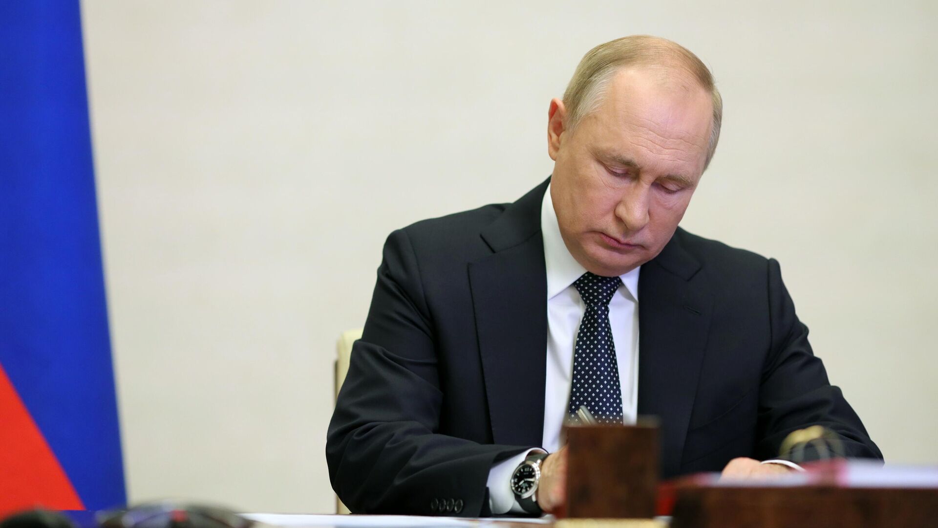 Путин поручил разработать правила оформления документов для грузоперевозчиков