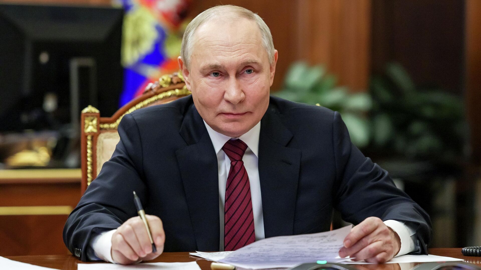 Путин поручил объяснить введение электронных перевозочных документов