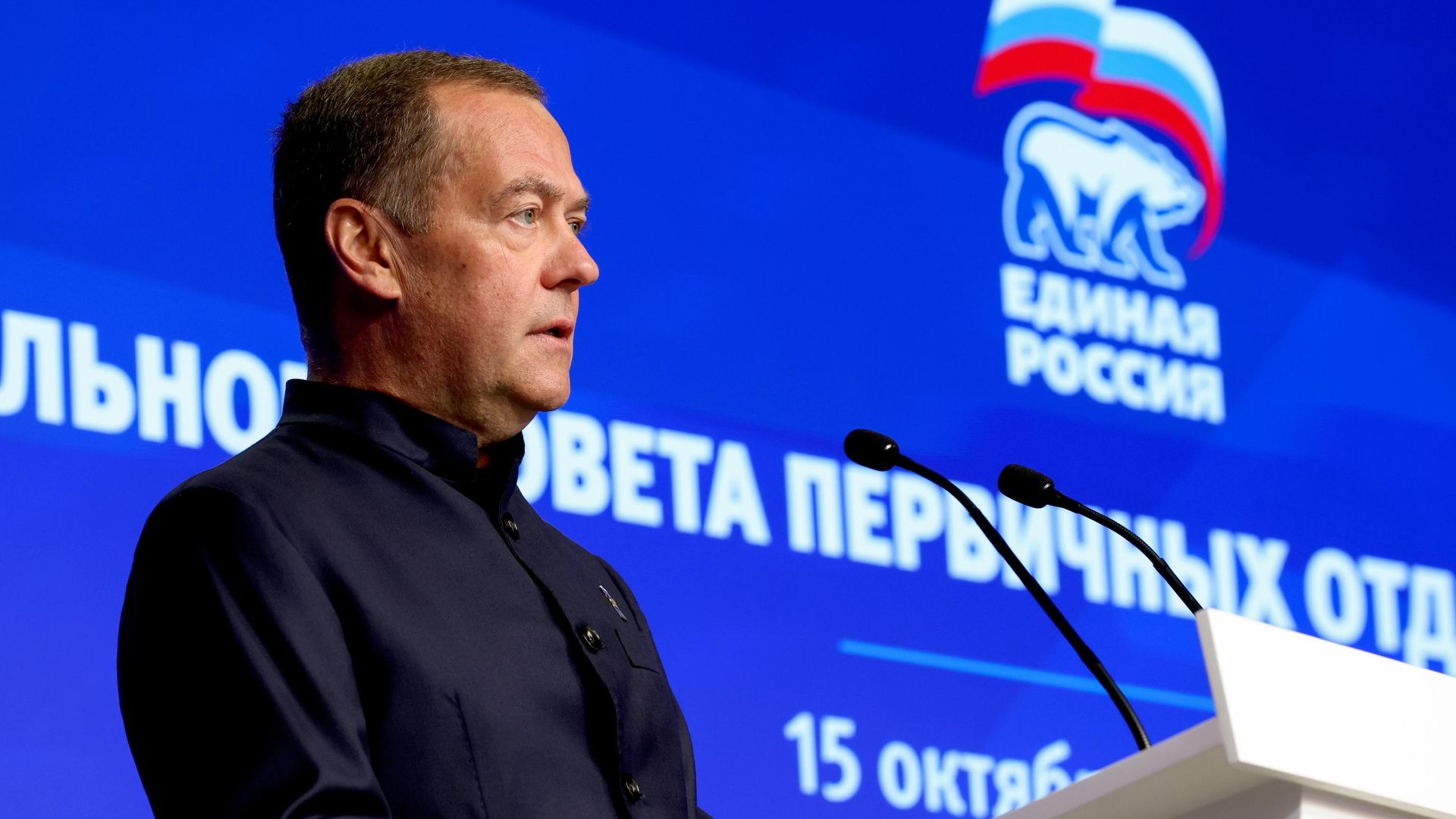 Медведев призвал отказаться от термина «партия власти»